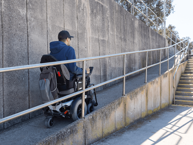Barrierefreie Rampe mit Handlauf