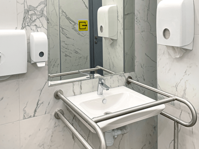 Barrierefreies Waschbecken mit Haltegriffen
