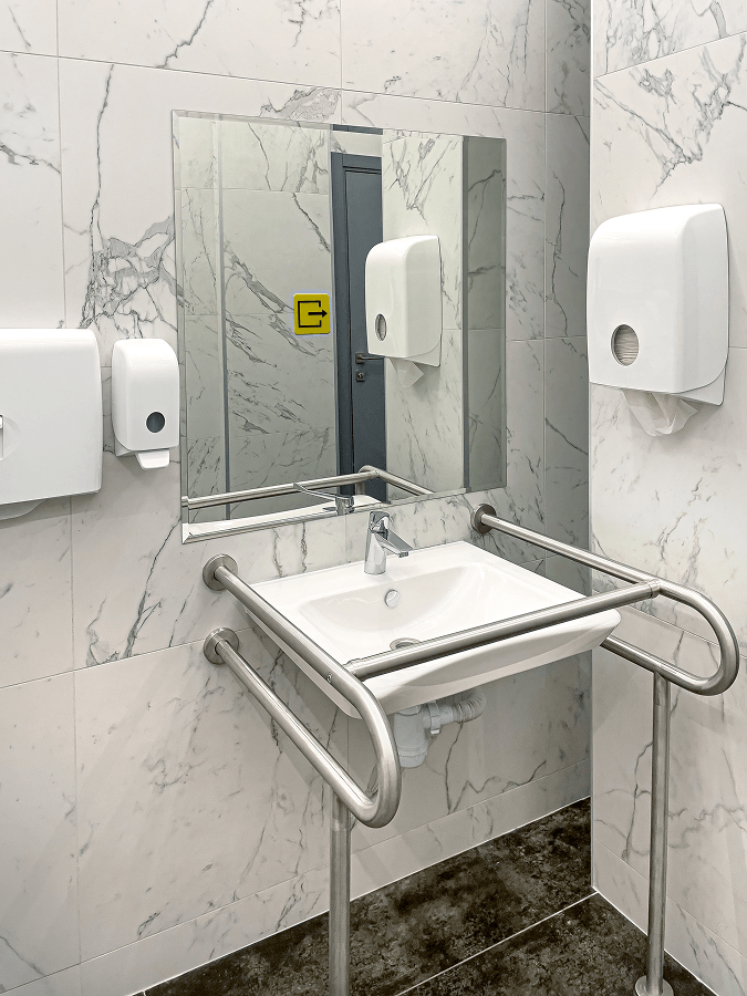 Barrierefreies Waschbecken mit Haltegriffen
