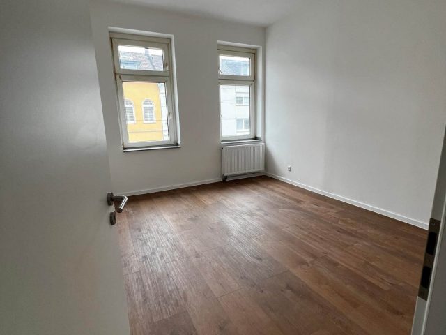 Trockenbau – fertiggestellter Raum mit neuem Bodenbelag