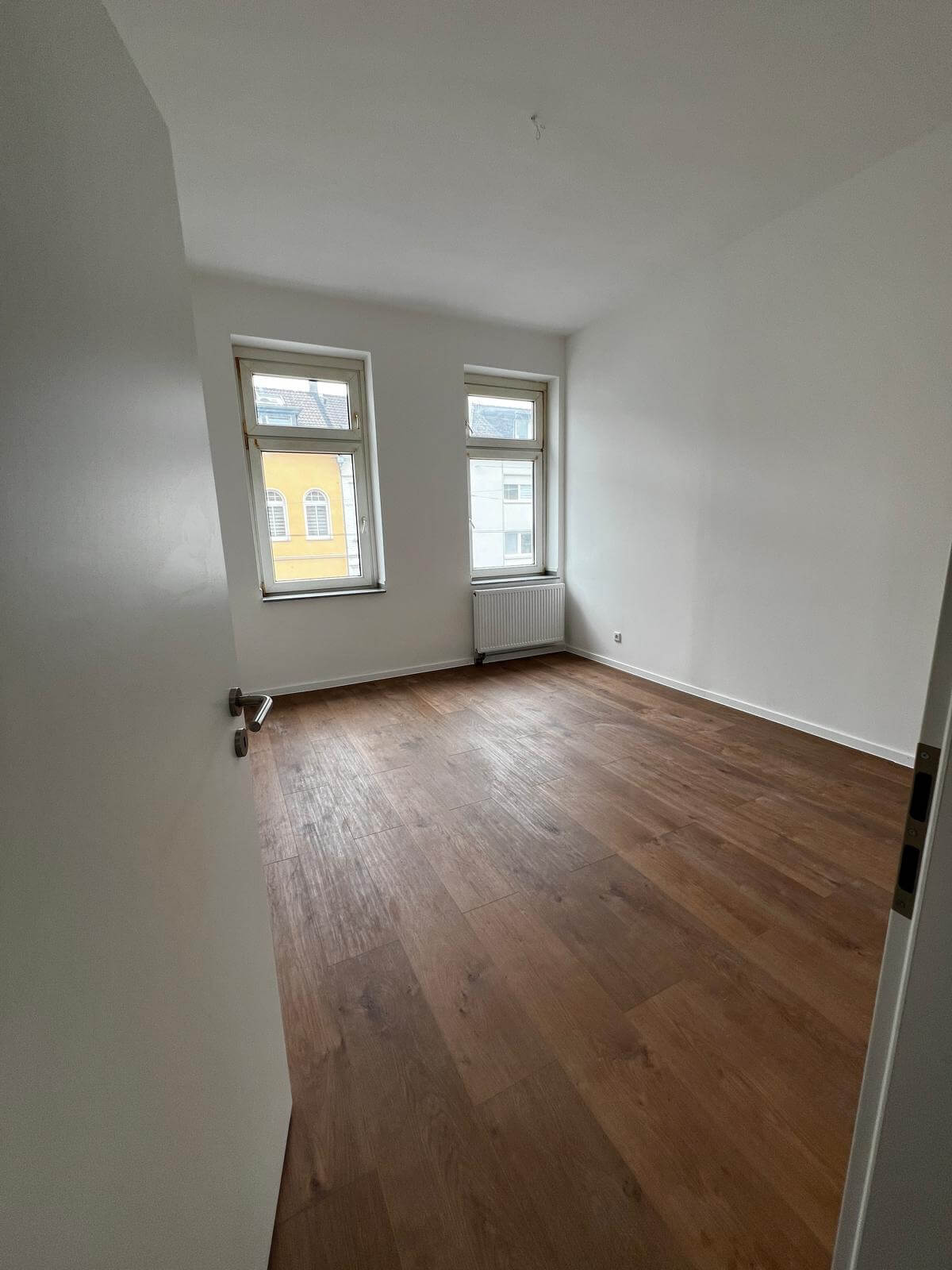 Trockenbau – fertiggestellter Raum mit neuem Bodenbelag