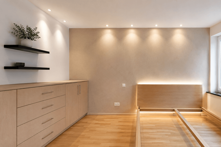 Optische Wiederherstellung – fertig saniertes, modern beleuchtetes Zimmer