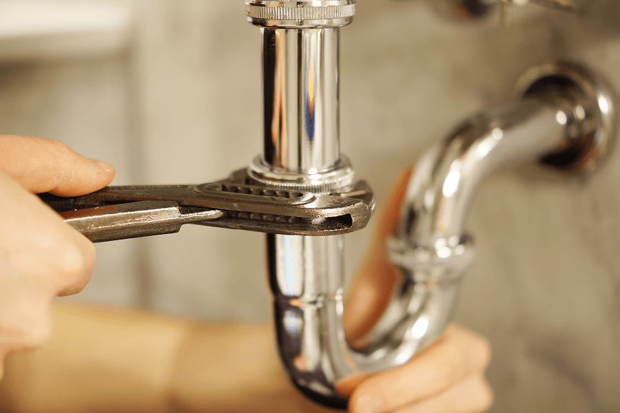 Technische Sanierung – Reparatur an der Wasserleitung