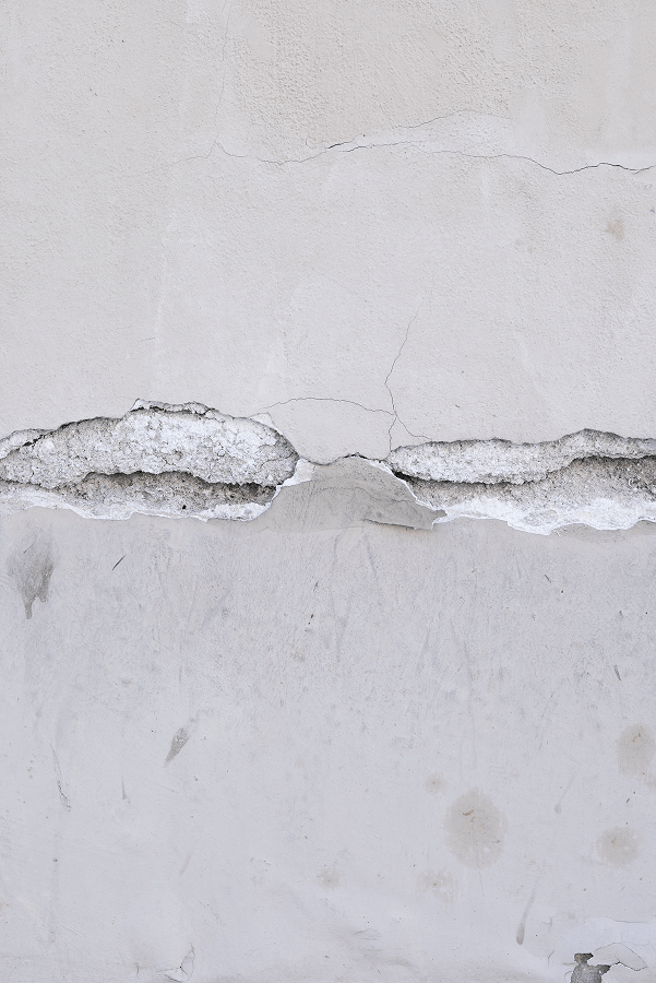 Wasserschaden – Riss und abgeplatzter Putz an der Wand