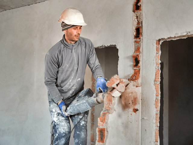 Entkernung – Rückbau einer Innenwand mit dem Abbruchhammer