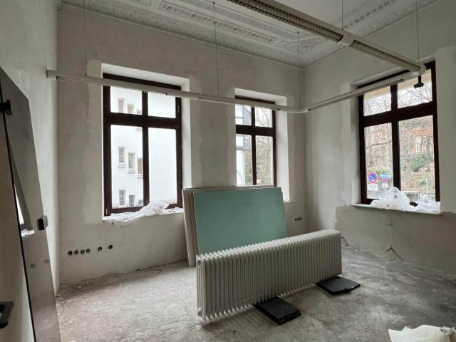 Vorher – Sanierung mit Stuckdecke