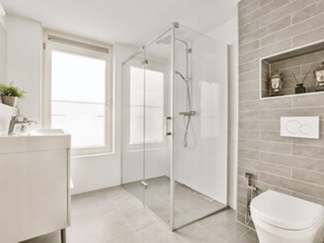 Badumbau – bodengleiche Dusche mit Glaswand