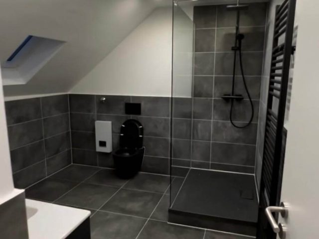 Nachher – Dachgeschossbad mit Dusche