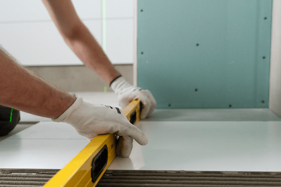 Verlegung & Fuge – Ausrichten einer Fliese mit der Wasserwaage