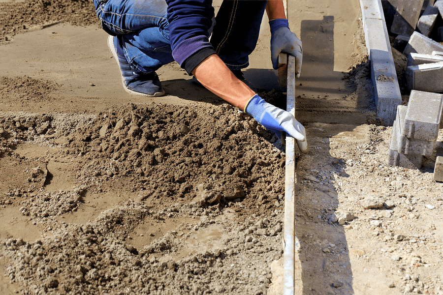 Erd- & Fundamentarbeiten – Betonieren einer Fundamentkante
