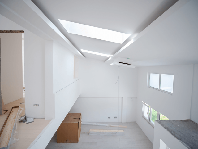Dachschrägen – Trockenbau im Dachgeschoss mit Oberlicht