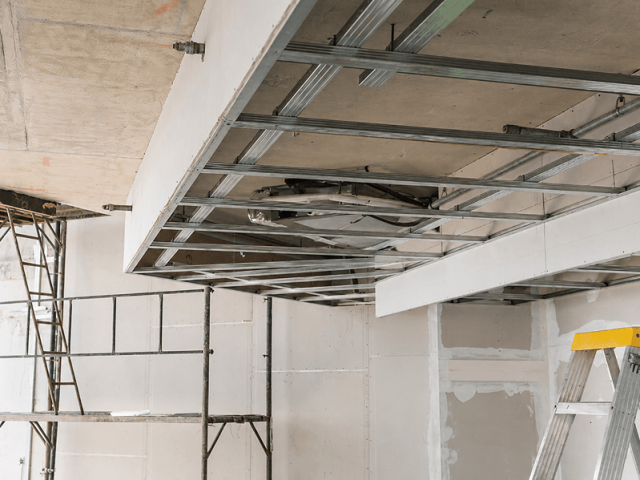 Abgehängte Decke – Metallunterkonstruktion im Rohbau